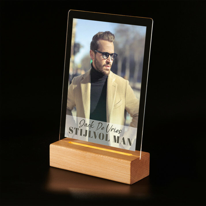 Stijlvol man - Afdruk op acrylglas met LED- standaard
