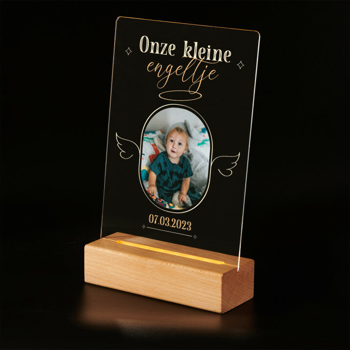 Onze kleine engeltje - Afdruk op acrylglas met LED- standaard