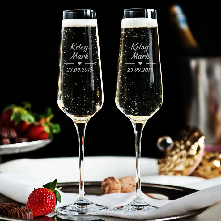 onze datum - twee gegraveerde champagneglazen