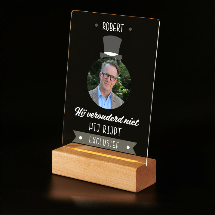 Hij verouderd niet - Afdruk op acrylglas met LED- standaard