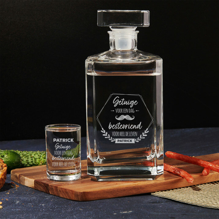 Getuige voor een dag - Karaf en wodka glazen