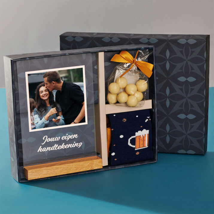 Cadeauset voor de echtgenoot met afdruk op glas en noten in witte chocolade