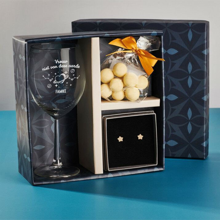 Cadeauset met voor de verloofde wijnglazen en oorbellen
