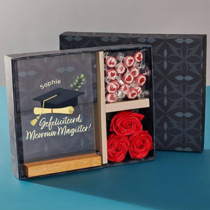 Cadeauset voor mevrouw magister met afdruk op glas en snoepjes