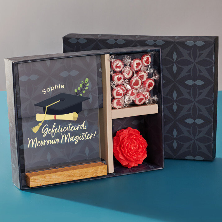 Cadeauset voor mevrouw magister met afdruk op glas en snoepjes