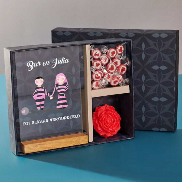 Cadeauset voor de koppel met afdruk op glas en snoepjes