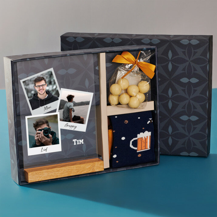 Cadeauset voor de zoon met afdruk op glas en noten in witte chocolade