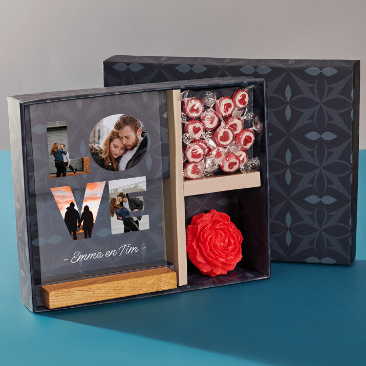 Cadeauset voor verliefden met afdruk op glas en snoepjes