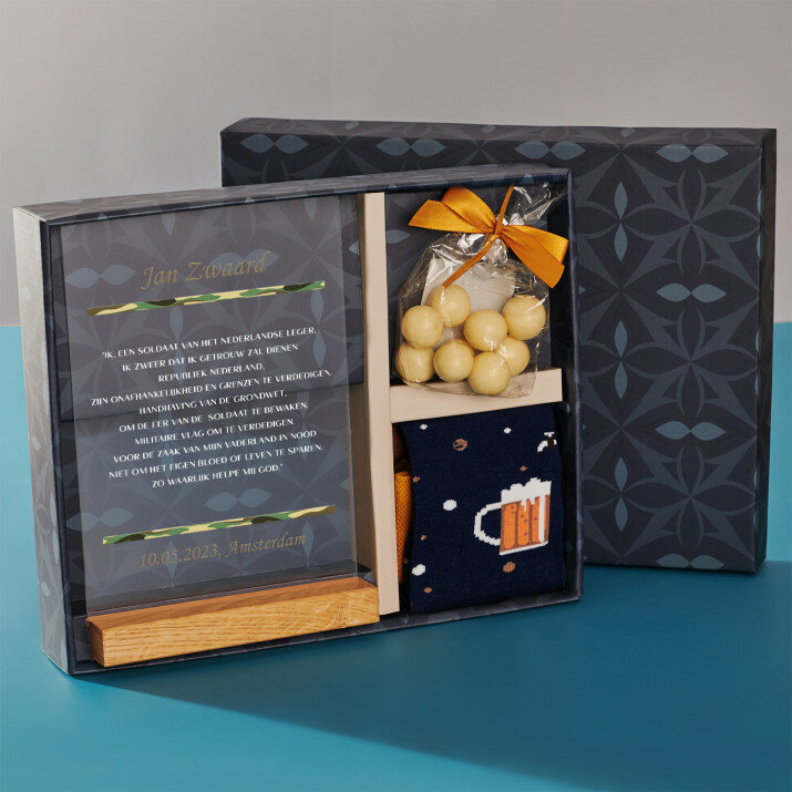 Cadeauset voor de soldaat met afdruk op glas en noten in witte chocolade