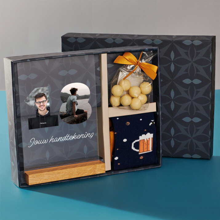 Cadeauset voor de 18e verjaardag met afdruk op glas en noten in witte chocolade