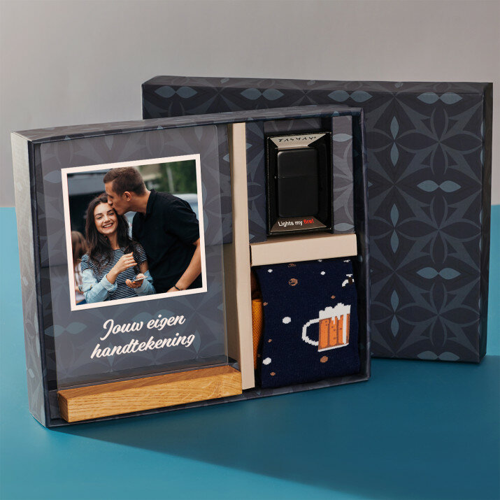 Cadeauset voor de mannendag met afdruk op glas en aansteker