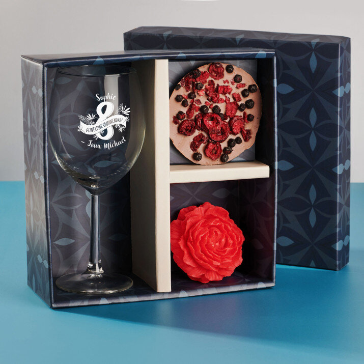 Cadeauset Voor de vrouwendag met wijnglazen
