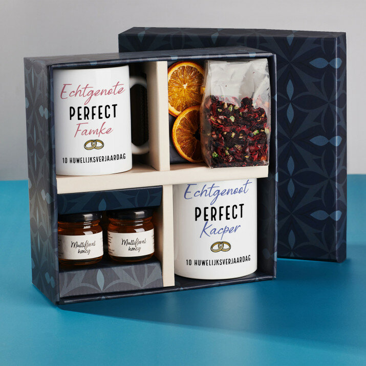 Cadeauset voor de huwelijksverjaardag met mokken voor koppels