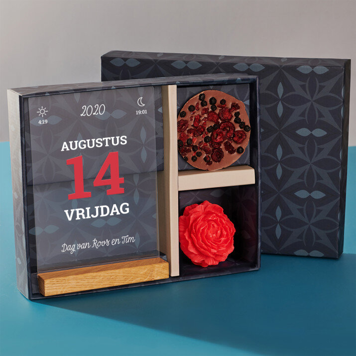 Cadeauset met voor de huwelijksverjaardag afdruk op glas en chocolade