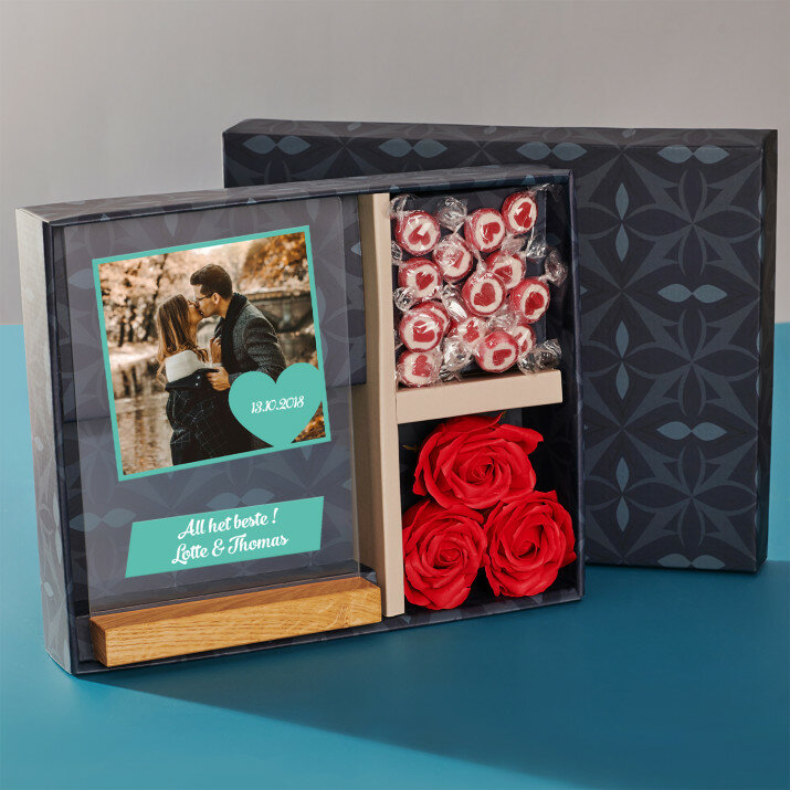 Cadeauset voor de bruiloft met afdruk op glas en snoepjes