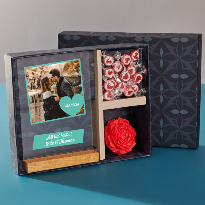 Cadeauset voor de bruiloft met afdruk op glas en snoepjes