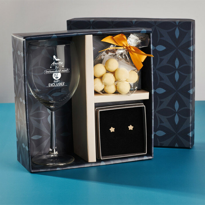 Cadeauset met voor de verjaardag wijnglazen en oorbellen