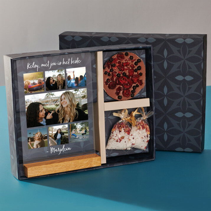 Cadeauset voor de verjaardag met afdruk op glas en badzout