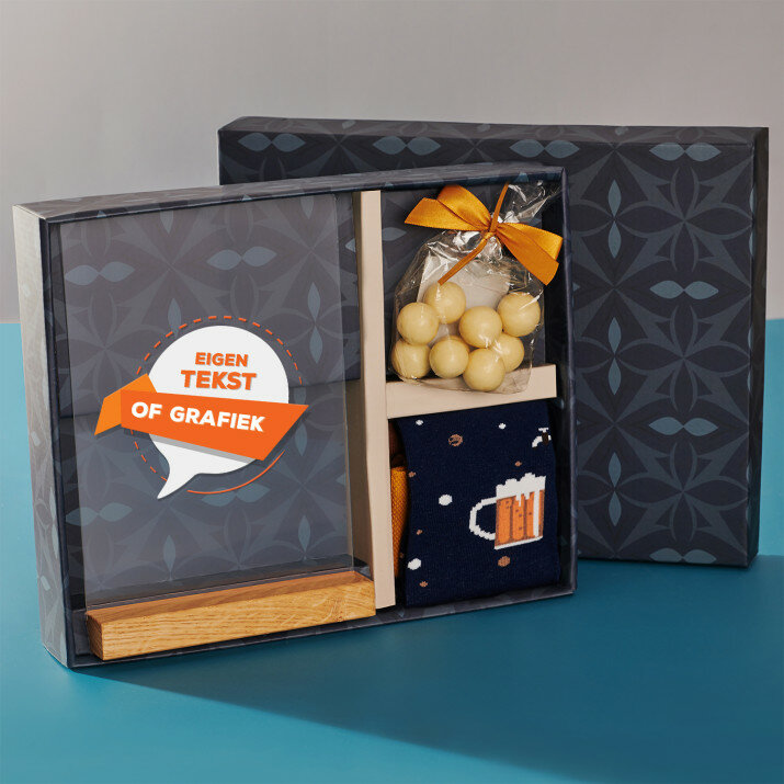 Cadeauset eigen project met afdruk op glas en noten in witte chocolade