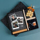 Cadeauset voor de zoon met afdruk op glas en noten in witte chocolade